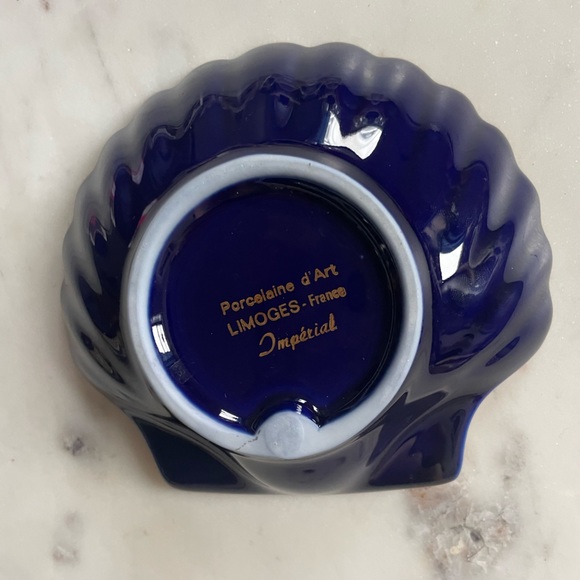 Porcelain trinket dish shell shape with gold figures - Picture 6 of 6